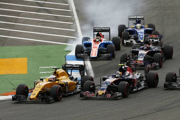 Motorsports: FIA Formula One World Championship WM Weltmeisterschaft 2016, Grand Prix of Germany, 20 Kevin Magnussen (DEN, Renault Formula 1 Team), 55 Carlos Sainz Junior (ESP, Scuderia Toro Rosso), 26 Daniil Kvyat (RUS, Scuderia Toro Rosso), 94 Pascal Wehrlein (GER, Manor Racing F1 Team), 9 Marcus Ericsson (SWE, Sauber F1 Team), start, mass, Masse, Menge, viele, many xHOCHxZWEIx
