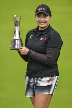 Bilder des Tages - Sport 31.07.2016. Woburn Golf Course, Milton Keynes, England. Ricoh Womens Open Golf, final round. Arita Jutanugarn (Thailand) poses with the 2016 British Womens Open Championship trophy. xAndrewxThompsonx  ActionPlus11767257