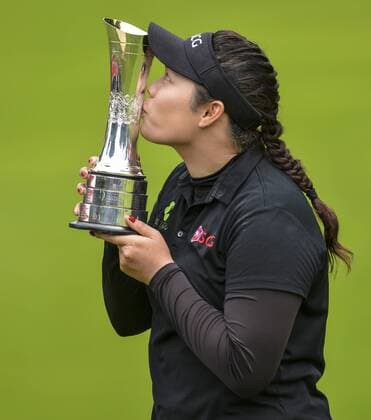 31.07.2016. Woburn Golf Course, Milton Keynes, England. Ricoh Womens Open Golf, final round. Arita Jutanugarn (Thailand) poses with the 2016 British Womens Open Championship trophy. xAndrewxThompsonx  ActionPlus11767259