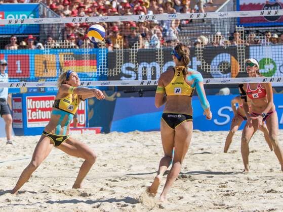 30.07.2016, Strandbad, Klagenfurt, AUT, FIVB World Tour, Beachvolleyball Major Series, Klagenfurt, Damen, im Bild Laura Ludwig (1, GER), Kira Walkenhorst (2, GER) vorne, Nadine Zumkehr (1, SUI), Joana Heidrich (2, SUI) hinten during the FIVB World Tour Major Series Tournament at the Strandbad in Klagenfurt, Austria on 2016 07 30. Klagenfurt EX_STE