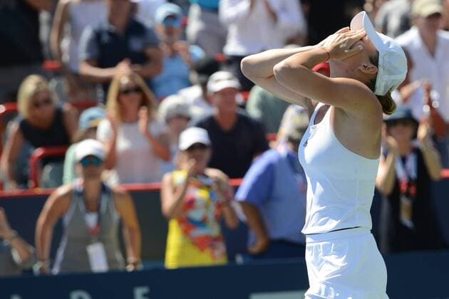 Bilder des Tages - Sport July 31, 2016 - Montreal, Canada - SIMONA HALEP of Romania celebrates winning the Rogers Cup Tennis Tournament. Tennis 2016 - Rogers Cup - Day 7 - ZUMAl132