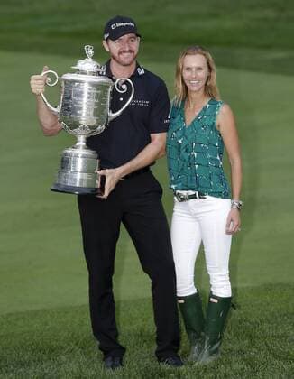 Themen der Woche SPORT Bilder des Tages - Sport Jimmy Walker holds the Wanamaker Trophy standing with his wife Erin after the final round at the PGA Golf Herren Championship at Baltusrol Golf Club in Springfield, New Jersey on July 31, 2016. Walker won the championship and his first major with a score of 14 under par.  PGA20160731125 JOHNxANGELILLO