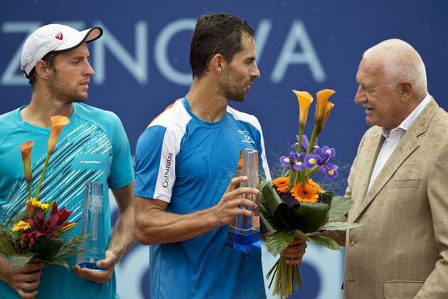 From left: Belarusian Uladzimir Ignatik, Colombian Santiago Giraldo and former Czech president Vaclav Klaus after the men s challenger final of Advantage Cars Prague Open 2016 tennis tournament in Prague, Czech Republic, July 31, 2016. (CTKxPhoto MichalxKamaryt) CTKPhotoP201607310312301  kmt 13 K