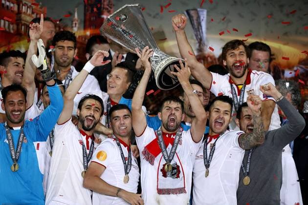 COCE Kapitaen Team SEVILLA FC bei der Siegeehrung mit dem EURO CUP UEFA Finale Euro League 2016 in Basel FC Liverpool-FC Sevilla 1 : 3 am 18. Mai 2016 in Basel 