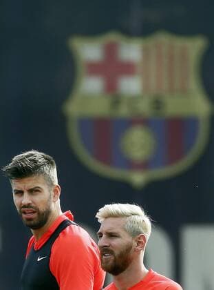 Themen der Woche SPORT Bilder des Tages - SPORT FC Barcelona Barca s Spaniard Gerard Pique (L) and Argentinian Lionel Messi (C) attend a team s training session at Joan Gamper complex, in Sant Joan Despi, outside Barcelona, northeastern Spain, 01 August 2016. EFE Andreu Dalmau FC BARCELONA TRAINING SESSION !ACHTUNG: NUR REDAKTIONELLE NUTZUNG!  20160801-636056473074310634