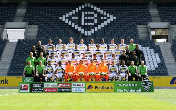 Mannschaftsfoto: Fußball, GER, 1.BL, Bundesliga, Porträttermin 2016 2017, Mannschaftsfoto Borussia Mönchengladbach: 4. Reihe v.li.: Rehatrainer Andreas Bluhm, Andreas Christensen, Christoph Kramer, Jannik Vestergaard, Andre Hahn, Tobias Strobl, Tsy-William Ndenge, Nico Elvedi, Marvin Schulz, Mannschaftsarzt Stefan Hertl. 3. Reihe v.li.: Co-Trainer Manfred Stefes, Torwarttrainer Uwe Kamps, Jonas Hofmann, Oscar Wendt, Alvaro Dominguez, Djibril Sow, Fabian Jonson, Mamadou Doucoure, Nils Rütten, Co-Trainer Frank Geideck, Cheftrainer Andre Schubert. 2. Reihe v.li.: Physiotherapeut Dirk Müller, Physiotherapeut Benedikt Bohnen, Lars Stindl, Nico Schulz, Ba-Muaka Simakala, Laszlo Benes, Mahmoud Dahoud, Patrick Herrmann, Tony Jantschke, Athletiktrainer Markus Müller, Athletiktrainer Alexander Mouchine. 1. Reihe v.li.: Masseur Adam Szordykowski,Ê Zeugwart Christian Rieger, Julian Korb, Ibrahim Traore, Tobias Sippel, Yann Sommer, Christofer Heimeroth, Moritz Nicolas, Thorgan Hazard, Raffael, Zeugwart Marcus Breuer, Betreuer Rolf Hülswitt.