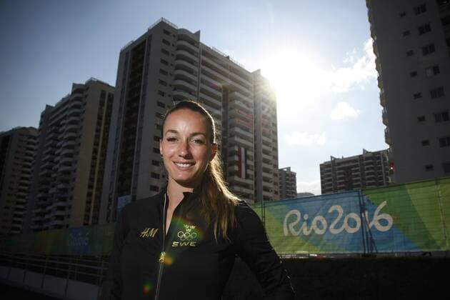 Rio 2016, Fußball, Shooting mit schwedischem Damen-Team 160801 Sveriges Kosovare Asllani poserar för ett porträtt pa en pressträff med det svenska damlandslaget i fotboll den 1 augusti 2016 under OS i Rio de Janeiro.  Copyright: CARLxSANDIN BB160801CS001