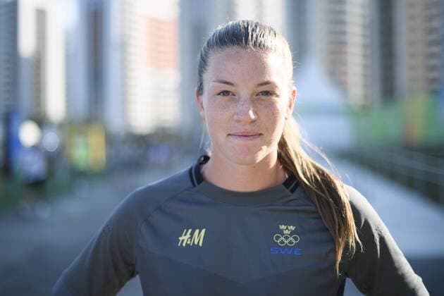 Rio 2016, Fußball, Shooting mit schwedischem Damen-Team 160801 Sveriges Pauline Hammarlund poserar för ett porträtt pa en pressträff med det svenska damlandslaget i fotboll den 1 augusti 2016 under OS i Rio de Janeiro.  Copyright: CARLxSANDIN BB160801CS025