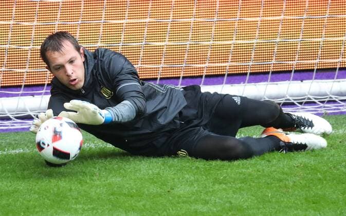 Anderlecht s goalkeeper Davy Roef pictured in action during a training session of Belgian first league soccer team RSC Anderlecht in Brussels, Tuesday 02 August 2016. Tomorrow Anderlecht is playing the return leg of the third qualification round for the Champions League competition against Russian team FC Rostov. The first leg ended in a 2-2 draw. VIRGINIExLEFOUR  x04902126x
