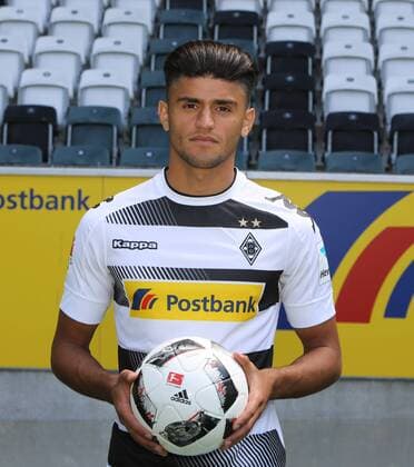 Bundesliga Saison 2016 2017, Fototermin Borussia Mönchengladbach, -- Mahmound Dahoud ( Bor. M,-Gladbach ) Portrait, mit Ball