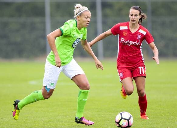 Fußball, Frauen, VfL Wolfsburg - FC Twente Enschede; Zsanett Jakabfi (Wolfsburg, 3) am Ball gegen Renate Jansen (Enschede, 11). xtgx