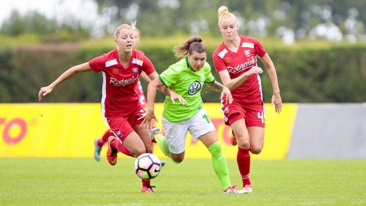 Fußball, Frauen, VfL Wolfsburg - FC Twente Enschede; vl Maruschka Waldus (Enschede, 3), Ramona Bachmann (Wolfsburg, 19), Danique Kerkdijk (Enschede, 4) Zweikampf, Duell, duell, tackle, Tackling, Aktion, action. xtgx