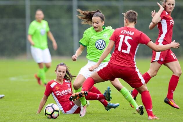 Fußball, Frauen, VfL Wolfsburg - FC Twente Enschede; Joelle Wedemeyer (Wolfsburg, 24) gegen Kristina Erman (Enschede, 15) Zweikampf, Duell, duell, tackle, Tackling, Aktion, action. xtgx