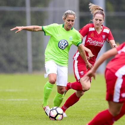 Fußball, Frauen, VfL Wolfsburg - FC Twente Enschede; Anna Blässe (Wolfsburg, 9) gegen Renate Jansen (Enschede, 11) Zweikampf, Duell, duell, tackle, Tackling, Aktion, action. xtgx
