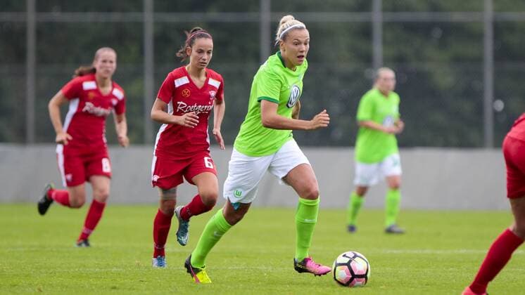 Fußball, Frauen, VfL Wolfsburg - FC Twente Enschede; Zsanett Jakabfi (Wolfsburg, 3) am Ball. xtgx