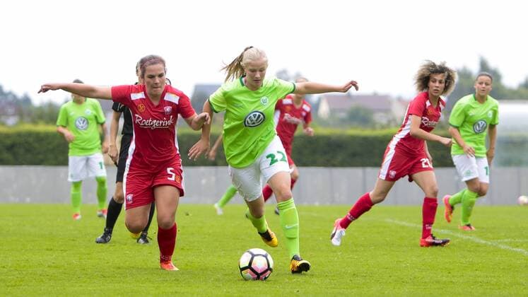 Fußball, Frauen, VfL Wolfsburg - FC Twente Enschede; vl Siri Worm (Enschede, 5), Anna Lena Stolze Zweikampf, Duell, duell, tackle, Tackling, Aktion, action. xtgx