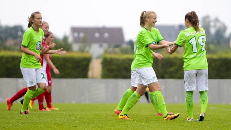 Fußball, Frauen, VfL Wolfsburg - FC Twente Enschede; Anna Lena Stolze mit Ramona Bachmann (Wolfsburg, 19) Jubel, Torjubel, Freude, Emotion, Torerfolg, Aktion, action, goal, goal celebration, celebrates. xtgx