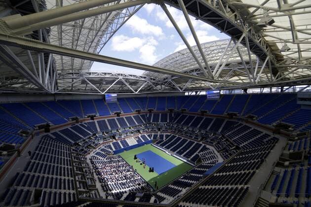Bilder des Tages - SPORT The opening and closing of the new retractable roof is demonstrated at an official USTA unveiling ceremony in Arthur Ashe Stadium for the US Open Tennis Championships at the USTA Billie Jean King National Tennis Center in New York City on August 2, 2016. The retractable roof was completed in time for the 2016 US Open tournament.  NYP20160802102 JOHNxANGELILLO