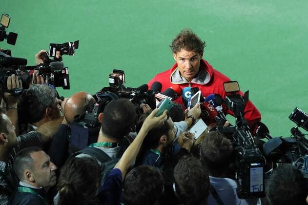 Bilder des Tages - SPORT Rio 2016, Tennis, Training Rafael Nadal Spanish tennis player Rafael Nadal (C) adresses the media after a training session at the Tennis Center, prior to the start of the Olympic Games Olympische Spiele Olympia OS next 5 August, in Rio de Janeiro, Brazil, 2 August 2016. RAFAEL NADAL S TRAINING SESSION !ACHTUNG: NUR REDAKTIONELLE NUTZUNG!  RIO039 20160803-636057827208997590
