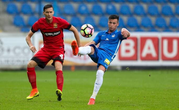 Bilder des Tages - SPORT SOCCER - UEFA EL quali, Liberec vs Admira LIBEREC,CZECH REPUBLIC,03.AUG.16 - SOCCER - UEFA Europa League, qualification, Slovan Liberec vs FC Admira Wacker Moedling. Image shows Stephan Zwierschitz (Admira) and Egon Vuch (Liberec). GEPAxpictures xPhilippxBrem
