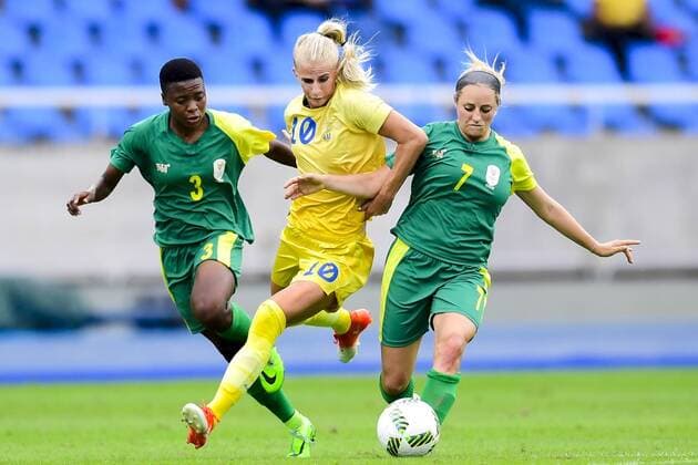 Rio 2016, Fußball, Damen, Schweden - Südafrika 160803 SSveriges Sofia Jakobsson i en duell mot Sydafrikas Nothando Vilakazi och Stephanie Malherbe l under fotbollsmatchen mellan Sverige och Sydafrika den 3 augusti 2016 under OS i Rio de Janeiro.  Copyright: PETTERxARVIDSON BB160803PA025
