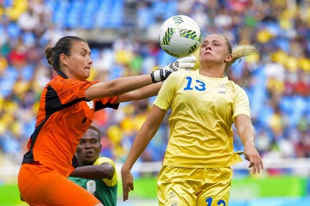 160803 Sydafrikas malvakt Roxanne Barker och Sveriges Fridolina Rolfö under fotbollsmatchen mellan Sverige och Sydafrika den 3 augusti 2016 under OS i Rio de Janeiro.  Copyright: PETTERxARVIDSON BB160803PA040
