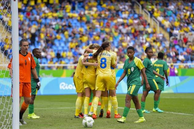 160803 Sveriges spelare jublar efter 1-0 av Nilla Fischer samtidigt som Sydafrikas spelare deppar under fotbollsmatchen mellan Sverige och Sydafrika den 3 augusti 2016 under OS i Rio de Janeiro.  Copyright: PETTERxARVIDSON BB160803PA045