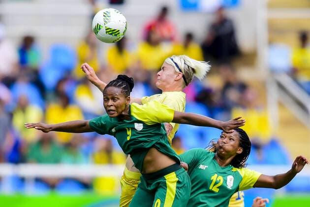160803 Sveriges Nilla Fischer i nickduell med Sydafrikas Amanda Dlamini och Jermaine Seoposenwe under fotbollsmatchen mellan Sverige och Sydafrika den 3 augusti 2016 under OS i Rio de Janeiro.  Copyright: PETTERxARVIDSON BB160803PA047