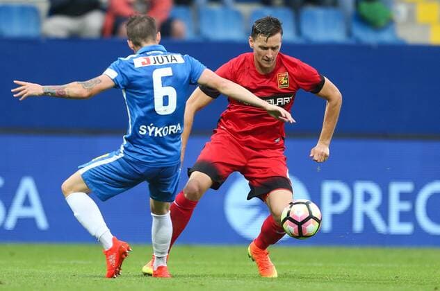 SOCCER - UEFA EL quali, Liberec vs Admira LIBEREC,CZECH REPUBLIC,03.AUG.16 - SOCCER - UEFA Europa League, qualification, Slovan Liberec vs FC Admira Wacker Moedling. Image shows Jan Sykora (Liberec) and Stephan Zwierschitz (Admira). GEPAxpictures xPhilippxBrem