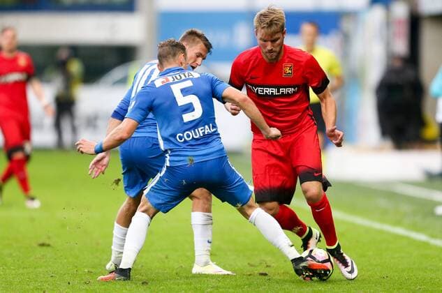 SOCCER - UEFA EL quali, Liberec vs Admira LIBEREC,CZECH REPUBLIC,03.AUG.16 - SOCCER - UEFA Europa League, qualification, Slovan Liberec vs FC Admira Wacker Moedling. Image shows Zdenek Folprecht (Liberec), Vladimir Coufal (Liberec) and Lukas Grozurek (Admira). GEPAxpictures xPhilippxBrem