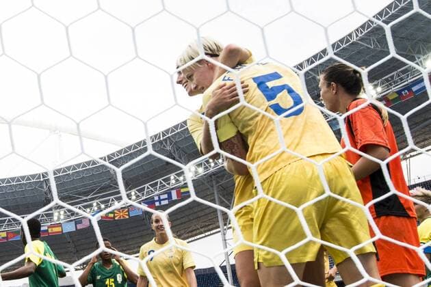 Rio 2016, Fußball, Damen, Schweden - Südafrika 160803 Sveriges Nilla Fischer kramas om av Linda Sembrant efter 1-0 malet i fotbollsmatchen mellan Sverige och Sydafrika den 3 augusti 2016 under OS i Rio de Janeiro.  Copyright: PETTERxARVIDSON BB160803PA054
