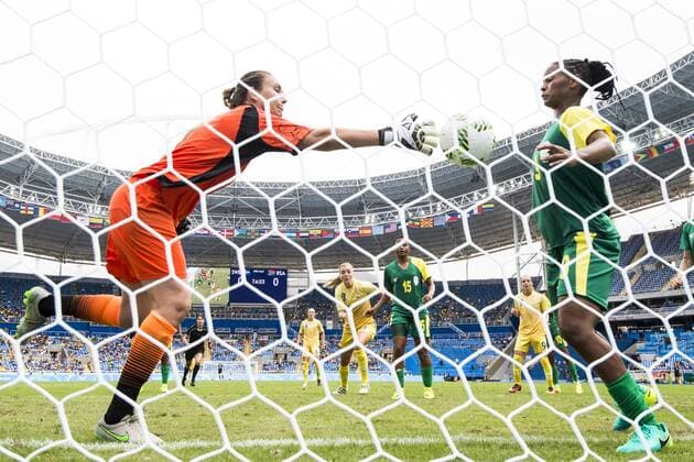 Rio 2016, Fußball, Damen, Schweden - Südafrika 160803 Sydafrikas malvakt Roxanne Barker och Amanda Dlamini i fotbollsmatchen mellan Sverige och Sydafrika den 3 augusti 2016 under OS i Rio de Janeiro.  Copyright: PETTERxARVIDSON BB160803PA060
