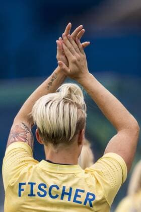 Rio 2016, Fußball, Damen, Schweden - Südafrika 160803 Sveriges Nilla Fischer tackar publiken efter fotbollsmatchen mellan Sverige och Sydafrika den 3 augusti 2016 under OS i Rio de Janeiro.  Copyright: PETTERxARVIDSON BB160803PA066