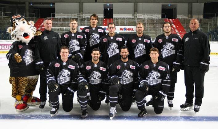 03.08.2016 - Eishockey - Saison 2016 2017 - DEL - Thomas Sabo Icetigers Ice Tigers Nürnberg - Mannschaftsfoto - MaWi - Gruppenfoto der Neuzugänge hintere Reihe v.l.n.r.: Pucki (Masskottchen Thomas Sabo Ice Tigers Nürnberg), Mike Flanagan (Co-Trainer Thomas Sabo Ice Tigers Nürnberg), Colten Teubert (33, Thomas Sabo Ice Tigers Nürnberg), Oliver Mebus (22, Thomas Sabo Ice Tigers Nürnberg), Jens Meilleur (79, Thomas Sabo Ice Tigers Nürnberg), Brett Festerling (2, Thomas Sabo Ice Tigers Nürnberg), Jesse Blacker (9, Thomas Sabo Ice Tigers Nürnberg), Rob Wilson (Trainer Thomas Sabo Ice Tigers Nürnberg) vordere Reihe v.l.n.r.: Danny Syvret (5, Thomas Sabo Ice Tigers Nürnberg), Andrew Kozek (19, Thomas Sabo Ice Tigers Nürnberg), Philippe Dupuis (91, Thomas Sabo Ice Tigers Nürnberg), Vladislav Filin (74, Thomas Sabo Ice Tigers Nürnberg)