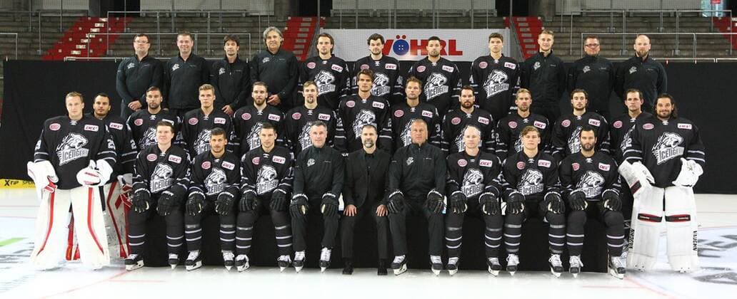03.08.2016 - Eishockey - Saison 2016 2017 - DEL - Thomas Sabo Icetigers Ice Tigers Nürnberg - Mannschaftsfoto - MaWi - Mannschaftsfoto Thomas Sabo Icetigers Ice Tigers Nürnberg hintere Reihe v.l.n.r.: Andre Dietzsch (Torwart Trainer Thomas Sabo Ice Tigers Nürnberg), Dr. Thomas Schneider (Mannschaftsarzt Thomas Sabo Ice Tigers Nürnberg), Thomas Schinko (Physiotherapeut Thomas Sabo Ice Tigers Nürnberg), Dr. Thomas Hirn (Mannschaftsarzt Thomas Sabo Ice Tigers Nürnberg), Patrick Buzas (21, Thomas Sabo Ice Tigers Nürnberg), Marco Pfleger (47, Thomas Sabo Ice Tigers Nürnberg), Andrew Kozek (19, Thomas Sabo Ice Tigers Nürnberg), Vladislav Filin (74, Thomas Sabo Ice Tigers Nürnberg), Patrick Billinger (Equipment Manager Thomas Sabo Ice Tigers Nürnberg), Ralf Neiß (Equipment Manager Thomas Sabo Ice Tigers Nürnberg), Eckhart Acker (Athletiktrainer Thomas Sabo Ice Tigers Nürnberg) mittlere Reihe v.l.n.r.: Andreas Jenike (29, Thomas Sabo Ice Tigers Nürnberg), Philip Lehr (20, Thomas Sabo Ice Tigers Nürnberg), Sasa Martinovic (23, Thomas Sabo Ice Tigers Nürnberg), Marcus Weber (24, Thomas Sabo Ice Tigers Nürnberg), Marius Möchel Moechel (77, Thomas Sabo Ice Tigers Nürnberg), Colten Teubert (33, Thomas Sabo Ice Tigers Nürnberg), Oliver Mebus (22, Thomas Sabo Ice Tigers Nürnberg), David Steckel (39, Thomas Sabo Ice Tigers Nürnberg), Brandon Segal (26, Thomas Sabo Ice Tigers Nürnberg), Brett Festerling (2, Thomas Sabo Ice Tigers Nürnberg), Jesse Blacker (9, Thomas Sabo Ice Tigers Nürnberg), Jens Meilleur (79, Thomas Sabo Ice Tigers Nürnberg), Jochen Reimer (32, Thomas Sabo Ice Tigers Nürnberg) vordere Reihe v.l.n.r.: Danny Syvret (5, Thomas Sabo Ice Tigers Nürnberg), Yasin Ehliz (42, Thomas Sabo Ice Tigers Nürnberg), Patrick Reimer (17, Thomas Sabo Ice Tigers Nürnberg), Mike Flanagan (Co-Trainer Thomas Sabo Ice Tigers Nürnberg), Martin Jiranek (Sportdirektor Thomas Sabo Ice Tigers Nürnberg), Rob Wilson (Trainer Thomas Sabo Ice Tigers Nürnberg), Steven Reinprecht (28, Thomas Sabo Ice Tigers Nürnberg), Leo Pföderl Pfoederl (93, Thomas Sabo Ice Tigers Nürnberg), Philippe Dupuis (91, Thomas Sabo Ice Tigers Nürnberg)