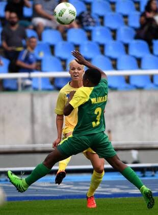 (160803) -- RIO DE JANEIRO, Aug. 3, 2016 -- Caroline Seger (L) of Sweden passes the ball during the opening match of the women s Olympic football competitions against South Africa at the Olympic Stadium in Rio de Janeiro, Brazil, Aug. 3, 2016. Sweden won 1-0. ) (SP)BRAZIL-RIO DE JANEIRO-OLYMPICS-WOMNE S FOOTBALL-SWEDEN VS SOUTH AFRICA YanxYan 