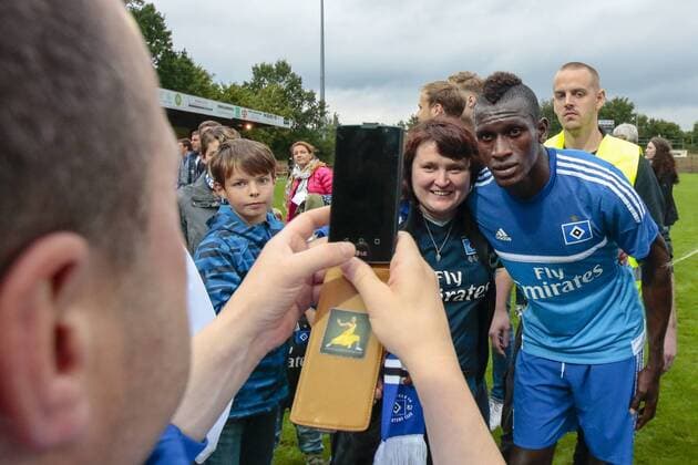 Fußball, Testspiel, Al Jazira Abu Dhabi - Hamburger SV; Bakery Jatta (Bakary, HSV, Flüchtling Gambia) als Publikumsliebling, Selfie, Handy, Smartphone, Autogramme nach dem Spiel. xtgx