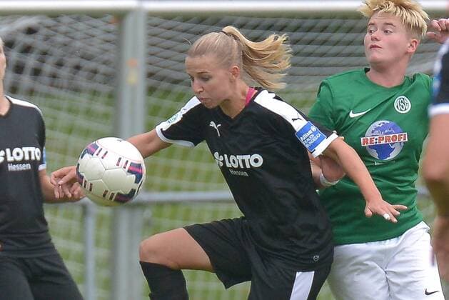 03.08.2016, xtkx, Fussball Testspiel, TSG Neu Isenburg - 1.FFC Frankfurt, emspor v.l. J. Groenen (FFC Frankfurt) , Daniela Stroh (Neu Isenburg) , Neu Isenburg