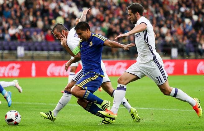 Anderlecht s Steven Defour and Rostov s Christian Noboa fight for the ball during the return leg of the third qualification round for the Champions League competition between Belgian first league soccer team RSC Anderlecht and Russian team FC Rostov in Brussels, Wednesday 03 August 2016. The first leg ended in a 2-2 draw. VIRGINIExLEFOUR  x04902929x