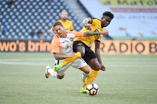 03.07.16_Bern,Schweiz Fussball Herren Champions League Qualifikation BSC Young Boys - Schachtar Donezk Bild zeigt Marlos (Schhakter) gegen Sekou Sanogo Aktion Zweikampf 