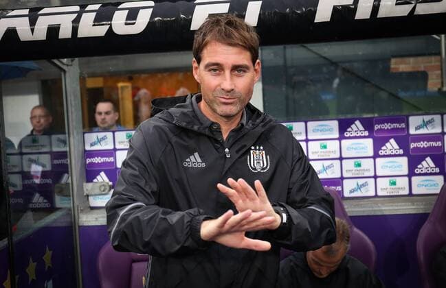 Anderlecht s head coach Rene Weiler gestures during the return leg of the third qualification round for the Champions League competition between Belgian first league soccer team RSC Anderlecht and Russian team FC Rostov in Brussels, Wednesday 03 August 2016. The first leg ended in a 2-2 draw. VIRGINIExLEFOUR  x04902984x
