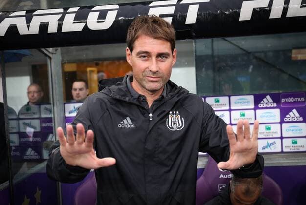 Bilder des Tages - SPORT Anderlecht s head coach Rene Weiler gestures during the return leg of the third qualification round for the Champions League competition between Belgian first league soccer team RSC Anderlecht and Russian team FC Rostov in Brussels, Wednesday 03 August 2016. The first leg ended in a 2-2 draw. VIRGINIExLEFOUR  x04902985x