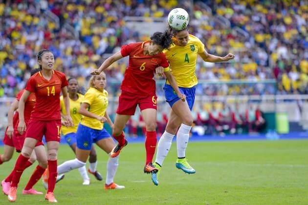 160803 Kinas Dongna Li och Brasiliens Rafaelle i en nickduell under fotbollsmatchen mellan Brasilien och Kina den 3 augusti 2016 under OS i Rio de Janeiro.  Copyright: PETTERxARVIDSON BB160803PA077