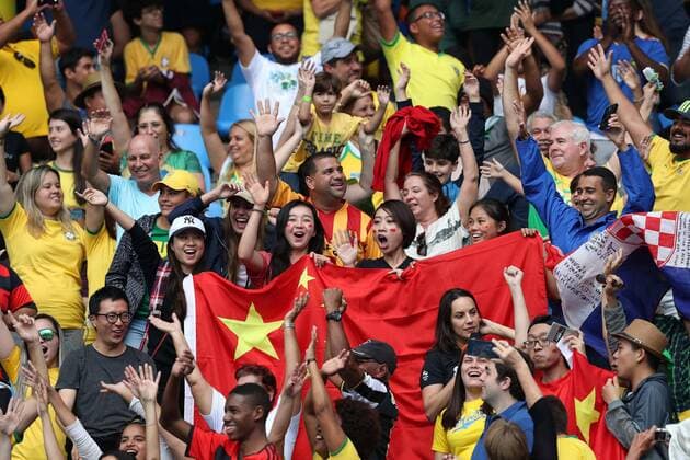 Brazil and China fans cheer on their teams during a first round feminine olympic soccer match held at the Engenhao Olympic Stadium in Rio de Janeiro, Brazil, 3 August 2016. The official inauguration of the Olympic Games Olympische Spiele Olympia OS Rio 2016 will be celebrated next Friday 5 August. EFE Marcelo Sayao BRAZIL VS. CHINA !ACHTUNG: NUR REDAKTIONELLE NUTZUNG!  RIO036 20160803-636058566442509867
