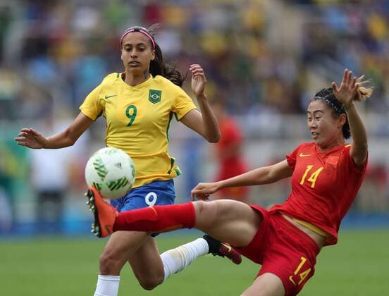 Rio 2016, Fußball, Damen, Brasilien - China Brazil s Andressa Alves (L) fights for the ball with China s Rong Zhao (R) during their first round feminine olympic soccer match held at the Engenhao Olympic Stadium in Rio de Janeiro, Brazil, 3 August 2016. The official inauguration of the Olympic Games Olympische Spiele Olympia OS Rio 2016 will be celebrated next Friday 5 August. EFE Marcelo Sayao BRAZIL VS. CHINA !ACHTUNG: NUR REDAKTIONELLE NUTZUNG!  RIO038 20160803-636058567134369867