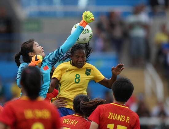 Brazil s player Formiga (C) in action before China s goalkeeper Lina Zhao (L) during their first round feminine olympic soccer match held at the Engenhao Olympic Stadium in Rio de Janeiro, Brazil, 3 August 2016. The official inauguration of the Olympic Games Olympische Spiele Olympia OS Rio 2016 will be celebrated next Friday 5 August. EFE Marcelo Sayao BRAZIL VS. CHINA !ACHTUNG: NUR REDAKTIONELLE NUTZUNG!  RIO061 20160803-636058580614173867