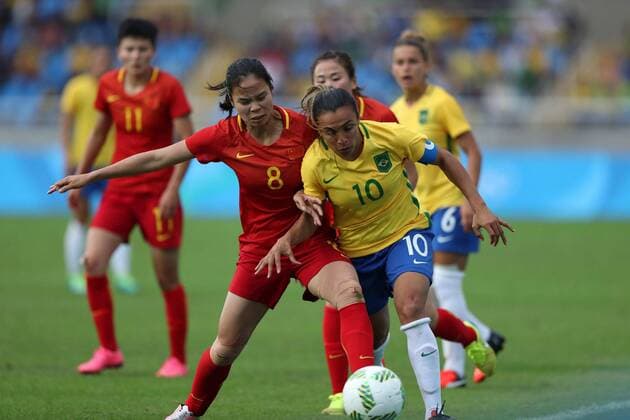 Brazil s player Marta (R) in action before China s Ruyin Tan (C) during their first round feminine olympic soccer match held at the Engenhao Olympic Stadium in Rio de Janeiro, Brazil, 3 August 2016. The official inauguration of the Olympic Games Olympische Spiele Olympia OS Rio 2016 will be celebrated next Friday 5 August. EFE Marcelo Sayao BRAZIL VS. CHINA !ACHTUNG: NUR REDAKTIONELLE NUTZUNG!  RIO065 20160803-636058586988794308