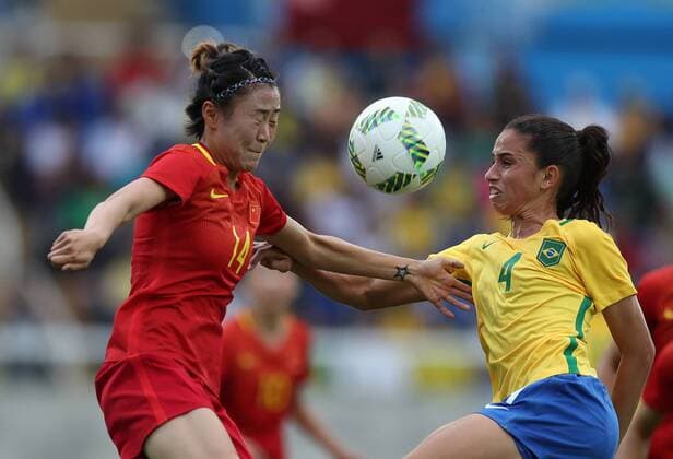 Brazil s player Rafaele (R) fights for the ball with China s Zhao Rong (L) during their first round feminine olympic soccer match held at the Engenhao Olympic Stadium in Rio de Janeiro, Brazil, 3 August 2016. The official inauguration of the Olympic Games Olympische Spiele Olympia OS Rio 2016 will be celebrated next Friday 5 August. EFE Marcelo Sayao BRAZIL VS. CHINA !ACHTUNG: NUR REDAKTIONELLE NUTZUNG!  RIO066 20160803-636058587719800936