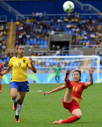 (160803) -- Rio de Janeiro, Aug. 3, 2016 -- Zhao Rong of China (R) competes during the match of the women s Olympic football competitions between China and Brazil at the Olympic Stadium in Rio de Janeiro, Brazil, Aug. 3, 2016.)(dh) (SP)BRAZIL-RIO DE JANEIRO-OLYMPICS-WOMEN S FOOTBALL-CHINA VS BRAZIL yanxyan 