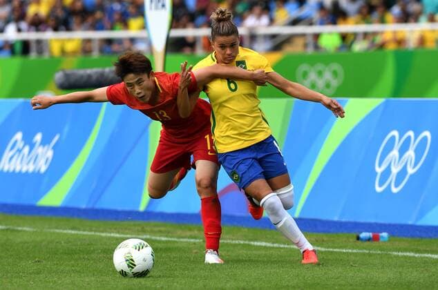 Bilder des Tages - SPORT (160803) -- Rio de Janeiro, Aug. 3, 2016 -- Pang Fengyue of China (L) competes during the match of the women s Olympic football competitions between China and Brazil at the Olympic Stadium in Rio de Janeiro, Brazil, Aug. 3, 2016.)(dh) (SP)BRAZIL-RIO DE JANEIRO-OLYMPICS-WOMEN S FOOTBALL-CHINA VS BRAZIL yanxyan 